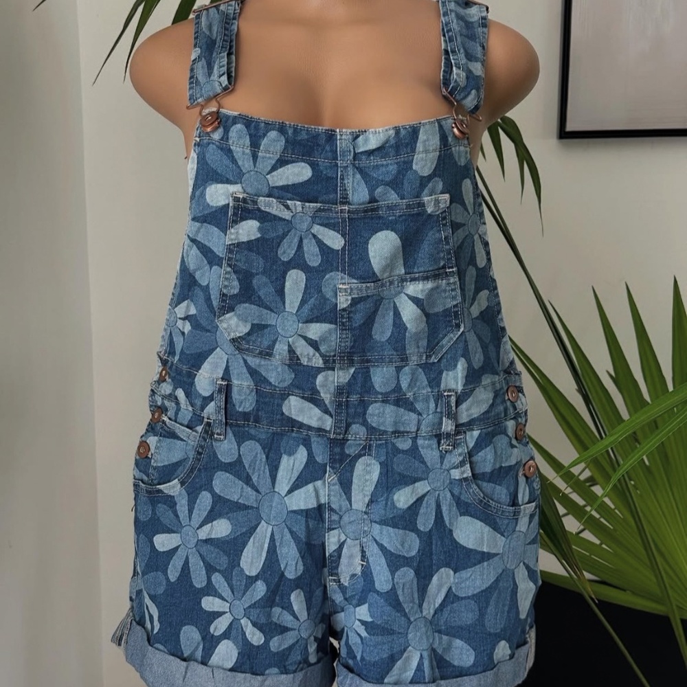 No Boundaries Jean Bib Shorts Daisy Size Medium (7-9)